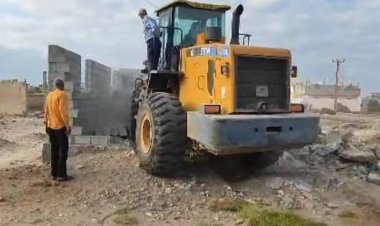 حماية الأراضي تنفذ إزالة بناء عشوائي بخور مكسر رغم محاولة اعتراضها من مسلحين خارجين عن النظام والقانون