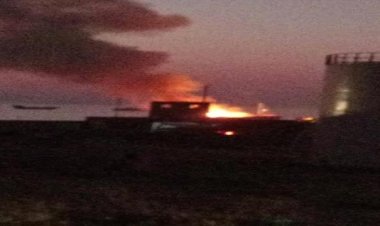 حريق يلتهم سفينة في ميناء حولاف بسقطرى