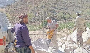 بمبادرة كريمة من رجل الخير والعطاء الشيخ نبيل علي عبدالله الصلاحي تتواصل أعمال توسعة طريق الزغرور رخمة بمديرية يافع رصد