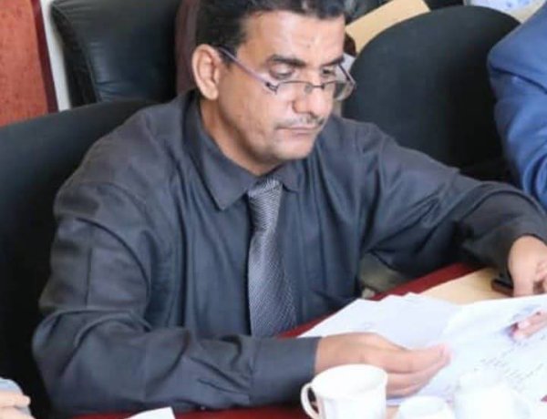 معلمو أبين.. بين مطرقة الراتب الزهيد وسندان الحافز المفقود