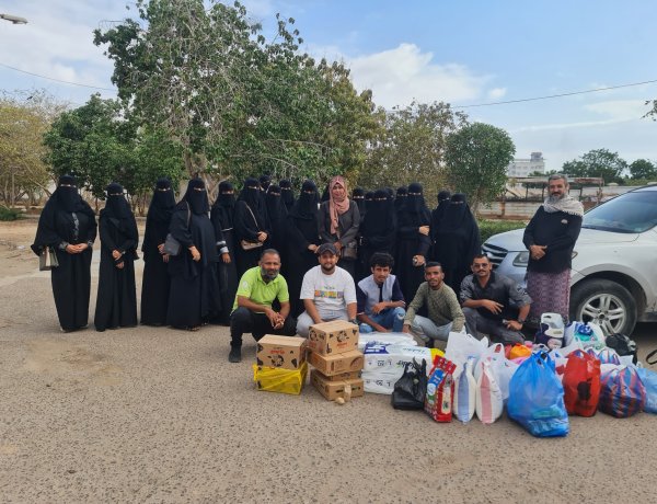 لتعزيز قيم التكافل الاجتماعي.. طلاب كلية التربية عدن يزورون دار المسنين