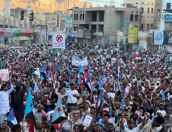 الآلاف من أبناء وادي حضرموت يحتشدون في مسيرة “الثبات والصمود” بسيئون ويجددون التفويض الشعبي للمجلس الانتقالي(بيان)