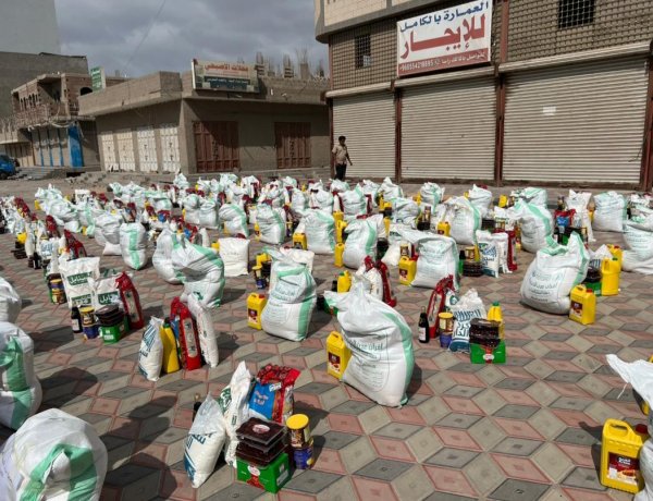 اتحاد الجمعيات الخيرية يواصل توزع سلال غذائية ويستهدف محافظتي لحج وأبين