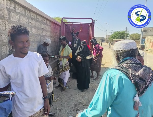 صرف إكرامية رمضان لكافة منتسبي صندوق النظافة والتحسين بأبين