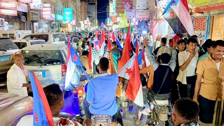 مسيرة جماهيرية حاشدة بالمكلا تجوب أحياء المدينة دعمًا للزُبيدي ورفضًا لاستهداف مؤسسات الجنوب