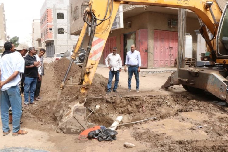 مدير عام مؤسسة مياه عدن يطلع على مستوى إنجاز مشروع تركيب خطوط الصرف الصحي في بلوك (10) بالمنصورة