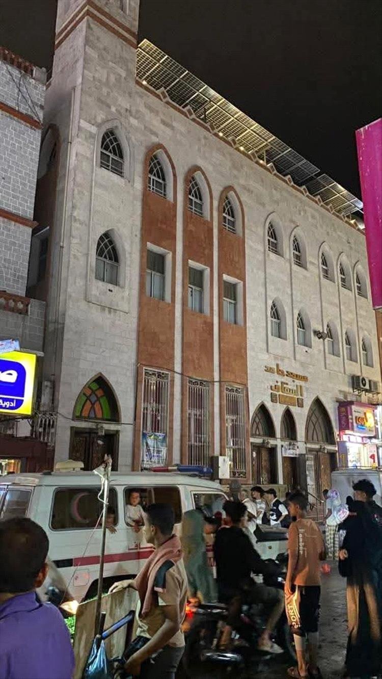 سقوط عامل من موقع عمله أثناء تركيب ألواح شمسية لمسجد في كريتر