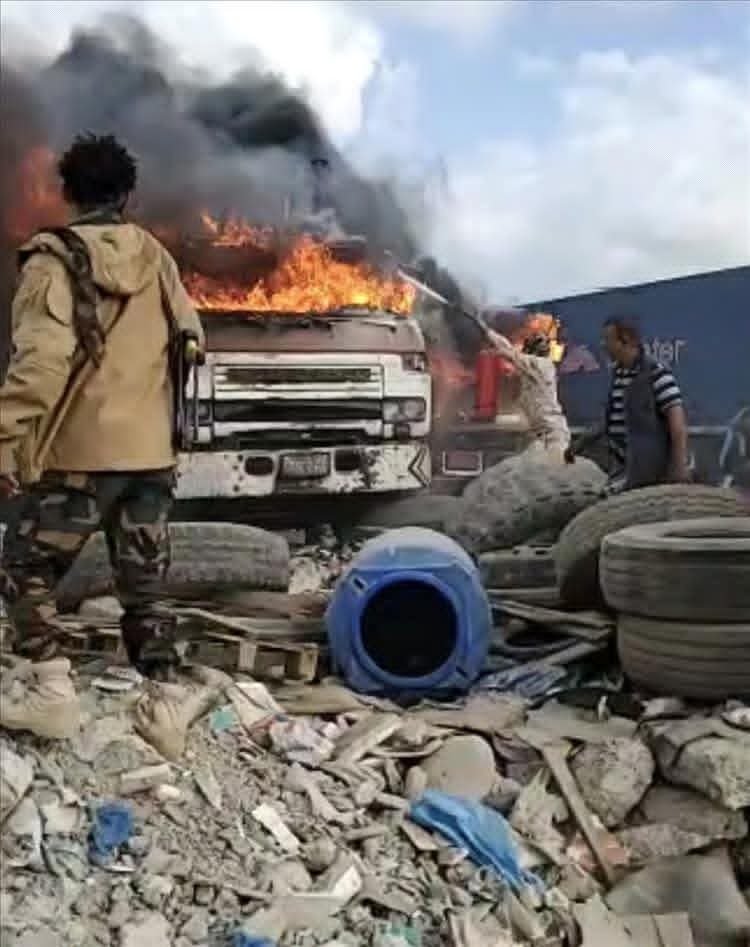 مدير شرطة المنطقة الحرة ينفي صحة ما أُشيع عن اندلاع حريق في ميناء عدن