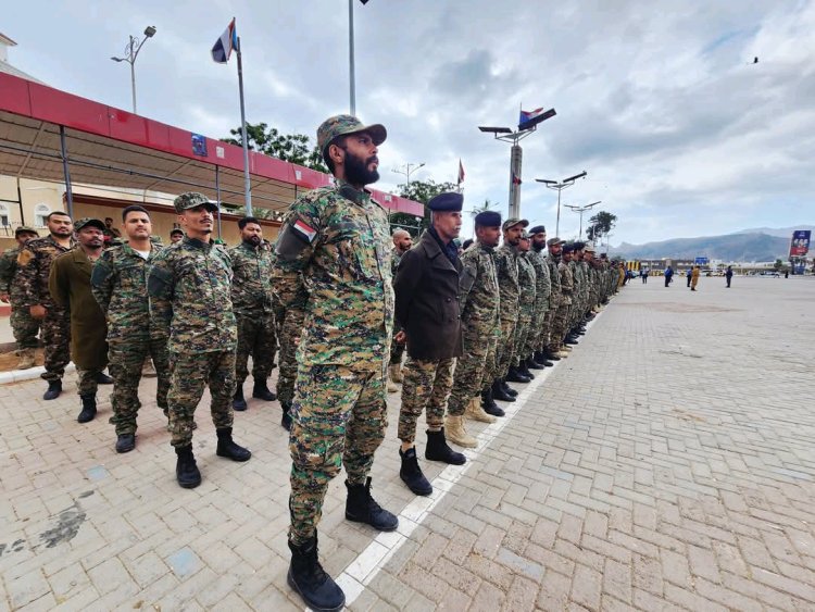 منتسبو ألامن العام والكتائب القيادة العامة بالعاصمة عدن ينظمون وقفة احتجاجية للمطالبة الأشقاء بصرف رواتبهم.