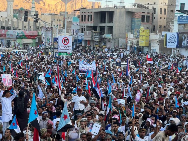 الآلاف من أبناء وادي حضرموت يحتشدون في مسيرة “الثبات والصمود” بسيئون ويجددون التفويض الشعبي للمجلس الانتقالي(بيان)