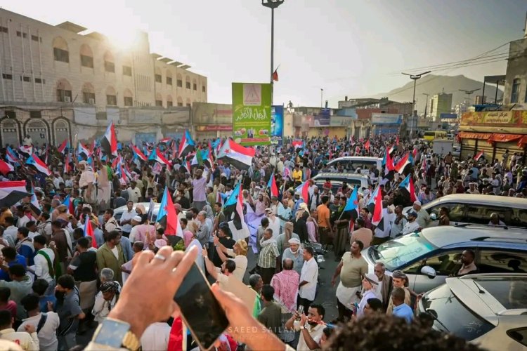 حشود مليونية في المكلا تؤكد الثبات والتحدي وتطالب بطرد قوات الاحتلال اليمني وتجدد التفويض للمجلس الانتقالي الجنوبي (بيان)