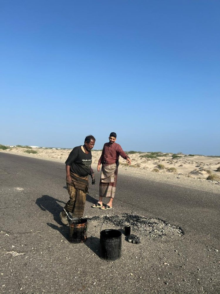 الشاب وجدي المحروق ينفذ مبادرة لردم الحفر بأبين حفاظا على سلامة المواطنين