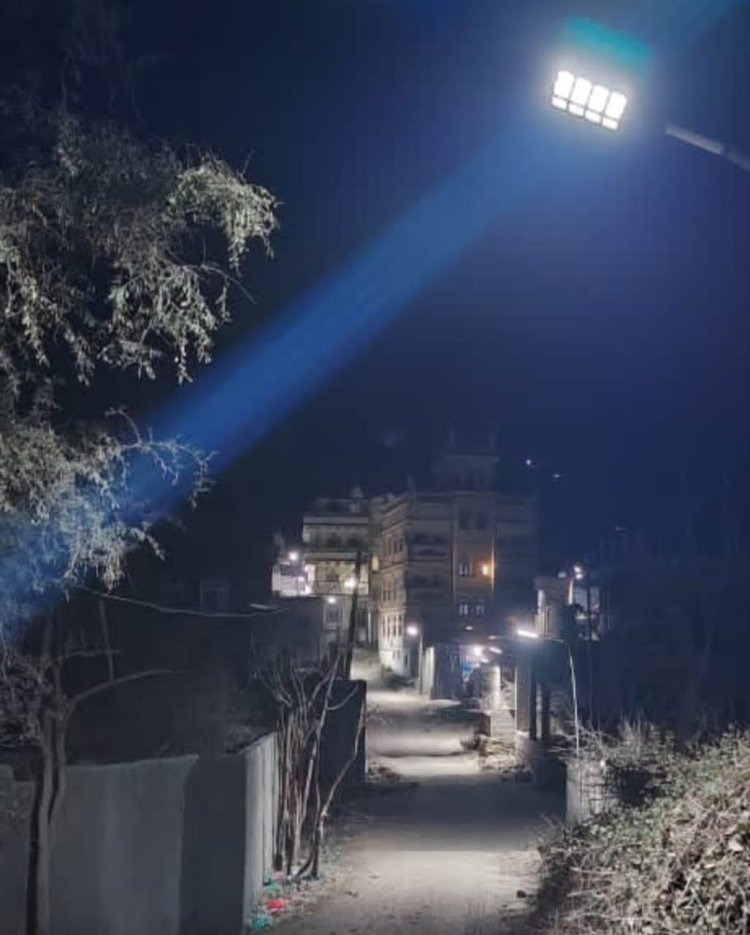 بدعم من رجل الأعمال محمد محمود الجردمي: إنارة طرقات قرن الضباب في منطقة رخمة بيافع رصد