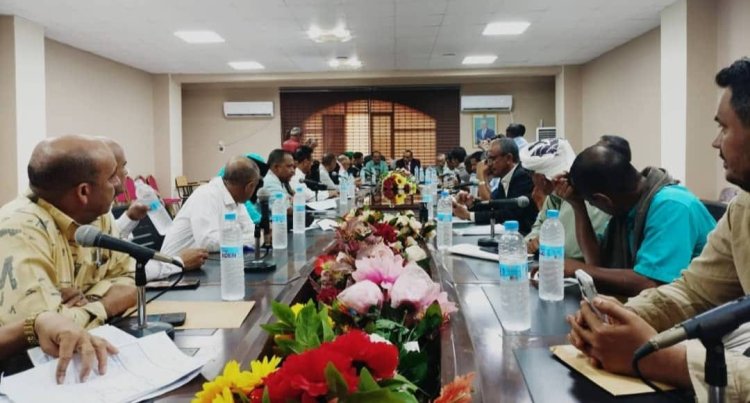 تنفيذي لحج يشدد على الانضباط الوظيفي ويناقش وضع الكهرباء والمياه