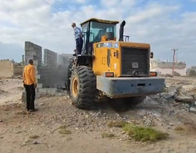 حماية الأراضي تنفذ إزالة بناء عشوائي بخور مكسر رغم محاولة اعتراضها من مسلحين خارجين عن النظام والقانون