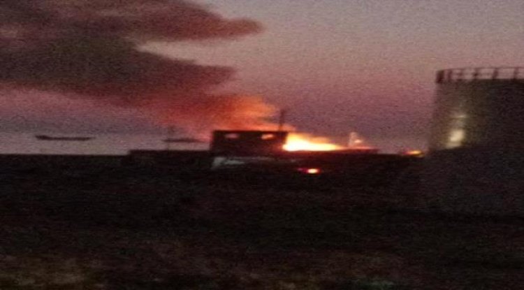 حريق يلتهم سفينة في ميناء حولاف بسقطرى