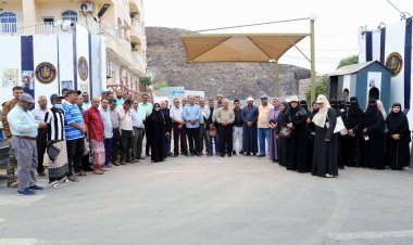 لليوم التاسع على التوالي.. الأمانة العامة تواصل وقفتها الاحتجاجية رفضاً لإغلاق مقرها بالعاصمة عدن