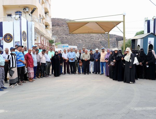 لليوم التاسع على التوالي.. الأمانة العامة تواصل وقفتها الاحتجاجية رفضاً لإغلاق مقرها بالعاصمة عدن