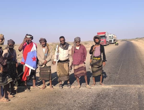 المقاومة الجنوبية في أحور تقطع الطريق الدولي للمطالبة بفتح مقرات المجلس الانتقالي
