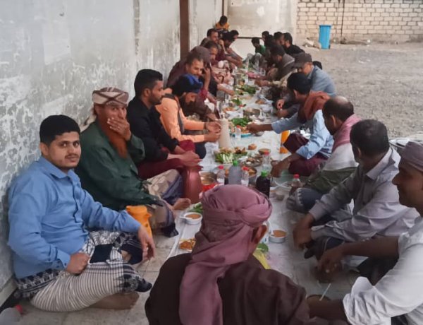 برعاية مجلس الآباء.. مدرسة الفقيد محمد زين بدر بمديرية سرار تقيم إفطارًا جماعيًا لمعلميها للعام الخامس على التوالي