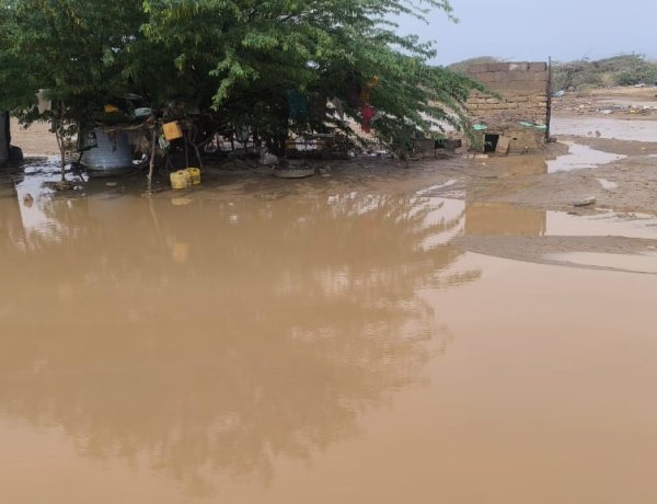 سيول جارفة تضرب مديرية أحور وتخلف أضراراً واسعة في المناحل والمنازل