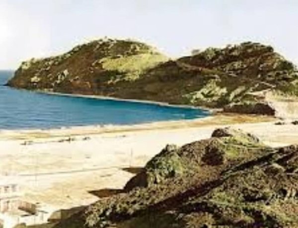 في سابع أيام العيد.. أهالي كريتر ينظرون إلى شاطئهم من خلف أسوار المعاشيق .. تقرير