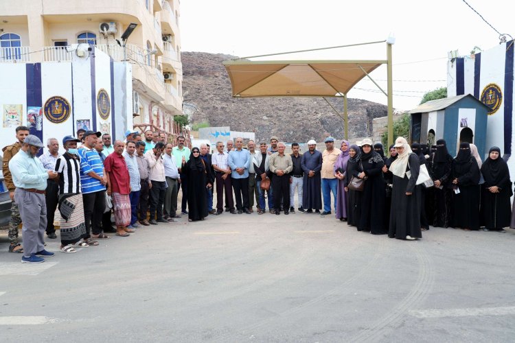 لليوم التاسع على التوالي.. الأمانة العامة تواصل وقفتها الاحتجاجية رفضاً لإغلاق مقرها بالعاصمة عدن
