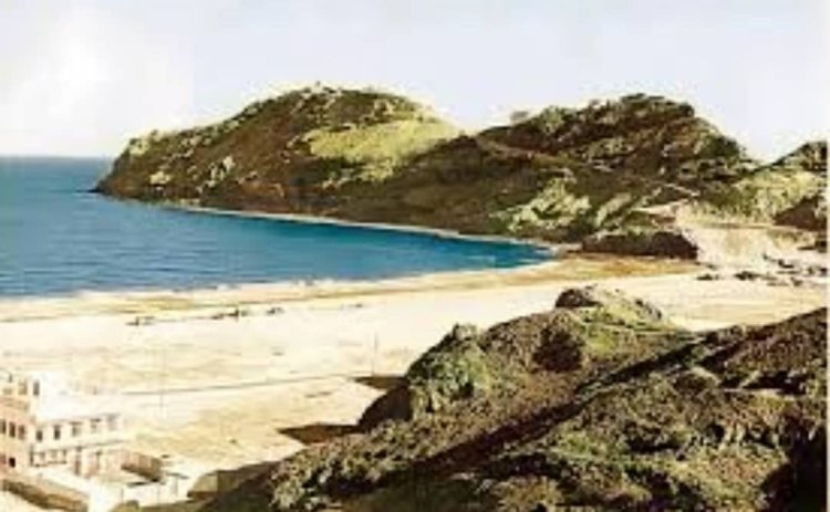 في سابع أيام العيد.. أهالي كريتر ينظرون إلى شاطئهم من خلف أسوار المعاشيق .. تقرير