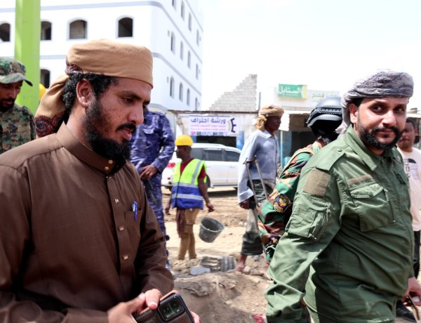 بتوجيهات العميد هاني السنيدي.. قوات الطوارئ بالأمن الوطني بأبين تؤمن تدشين مشروع صيانة طريق جعار–باتيس