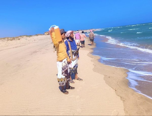 في حملة إنسانية واسعة.. شباب أحور يمشطون سواحل المديرية بحثاً عن الشقيقين العظمي