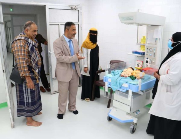 رئيس انتقالي أبين يتفقد مستوى الخدمات الطبية في مستشفى الرازي العام