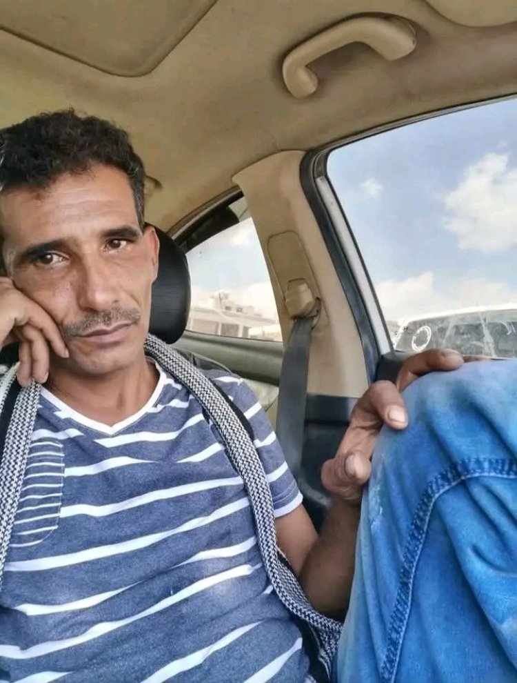 شيخ مكتب كلد يافع ونائبه يعزيان الشيخ نصر سعيد بن كرم المنصري بوفاة نجله وليد