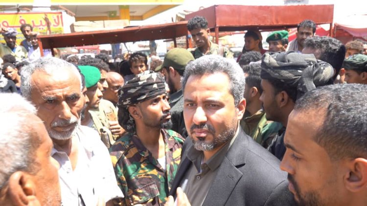 محافظ لحج الحالمي يطلع على أضرار حرائق سوق فيوش تبن ...