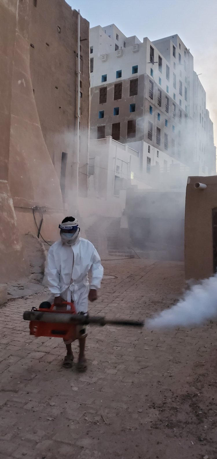 شبام تطلق حملة رش لمكافحة البعوض بعد الأمطار