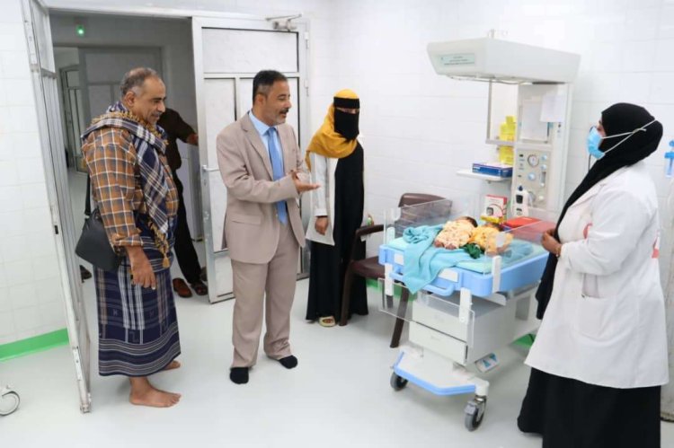 رئيس انتقالي أبين يتفقد مستوى الخدمات الطبية في مستشفى الرازي العام