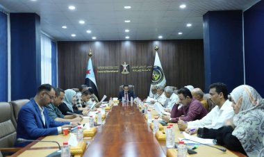 الأمانة العامة تناقش تدهور الأوضاع الخدمية والاقتصادية وتحذر من تداعيات عسكرة الحياة المدنية في عدن