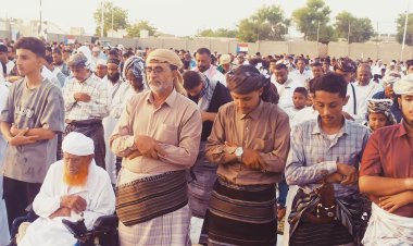 نائب رئيس انتقالي أبين يؤدي صلاة عيد الأضحى المبارك مع جموع المصلين بالعاصمة زنجبار