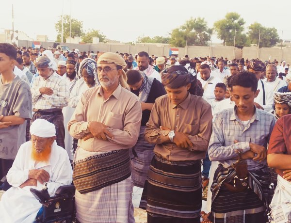 نائب رئيس انتقالي أبين يؤدي صلاة عيد الأضحى المبارك مع جموع المصلين بالعاصمة زنجبار