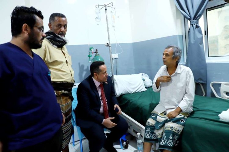 الحالمي يطمئن على صحة وزير الدولة فيصل القطيبي والصحفي والباحث نجمي عبدالمجيد