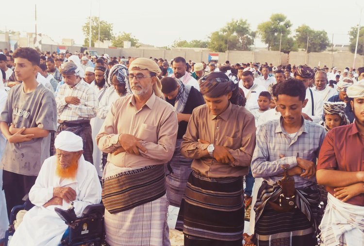 نائب رئيس انتقالي أبين يؤدي صلاة عيد الأضحى المبارك مع جموع المصلين بالعاصمة زنجبار