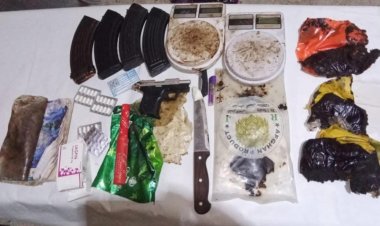 مكافحة المخدرات بساحل حضرموت تداهم وكرًا للترويج وتضبط أكثر من كيلو حشيش وأسلحة بالمكلا