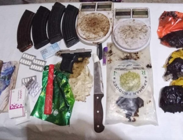 مكافحة المخدرات بساحل حضرموت تداهم وكرًا للترويج وتضبط أكثر من كيلو حشيش وأسلحة بالمكلا
