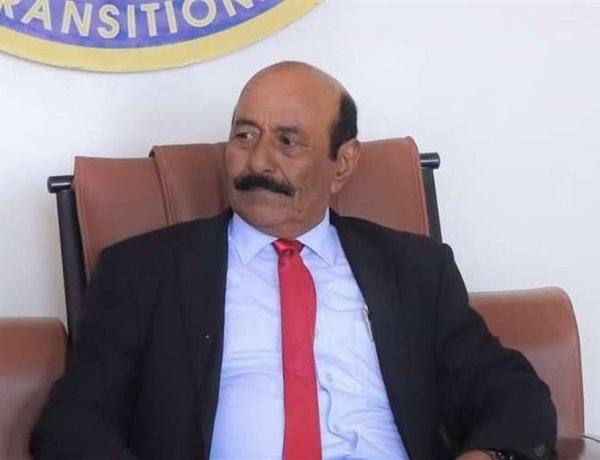 رئيس انتقالي شبوة يهاجم تصريحات العرادة: من يمارس سلطات منفصلة لا يملك الدفاع عن الوحدة