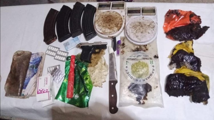 مكافحة المخدرات بساحل حضرموت تداهم وكرًا للترويج وتضبط أكثر من كيلو حشيش وأسلحة بالمكلا