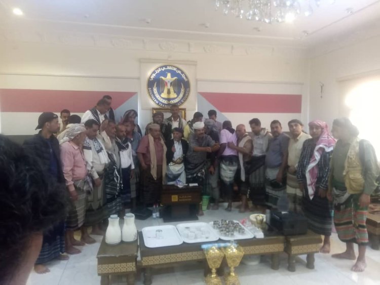 وفد من أبين برئاسة رئيس الكتلة البرلمانية يزور يافع ويلتقي بالمرجعية الجنوبية الشيخ عبدالرب النقيب