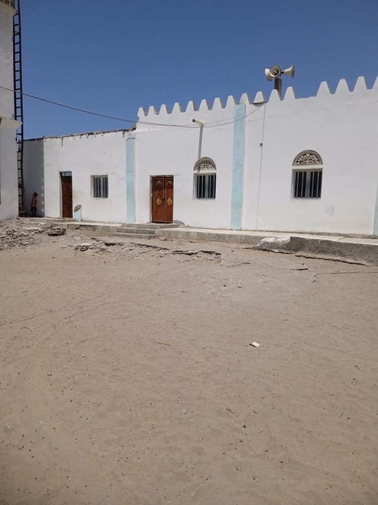 وقف بارد لأهل كود النيسة .. من يخفف غيض الصيف عن مسجد الخير في أبين ؟