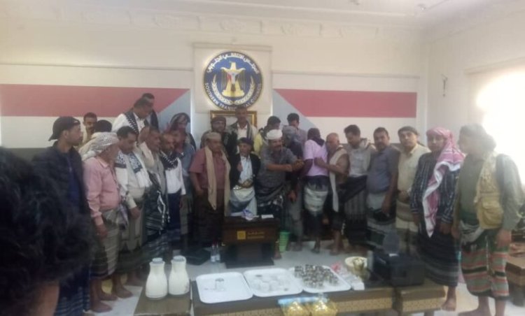 وفد من أبين برئاسة رئيس الكتلة البرلمانية يزور يافع ويلتقي بالمرجعية الجنوبية الشيخ عبدالرب النقيب