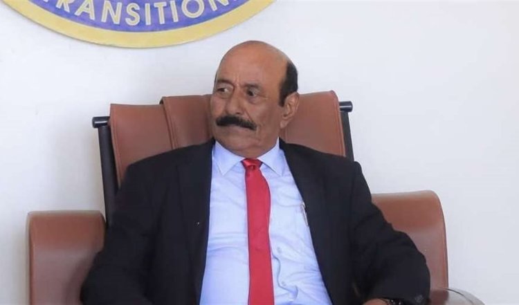 رئيس انتقالي شبوة يهاجم تصريحات العرادة: من يمارس سلطات منفصلة لا يملك الدفاع عن الوحدة