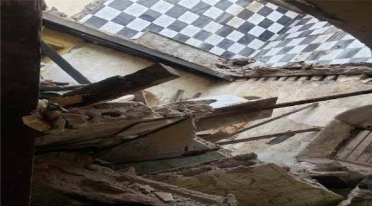 عدن.. انهيار جزئي لسقف أحد المباني القديمة في كريتر