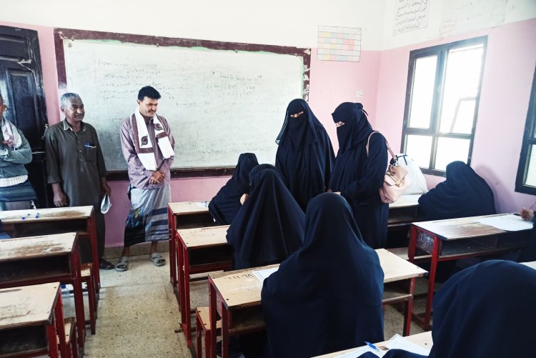 مديرة إدارة التعليم بانتقالي أبين تتفقد سير امتحانات الثانوية العامة في منطقة شقرة الساحلية